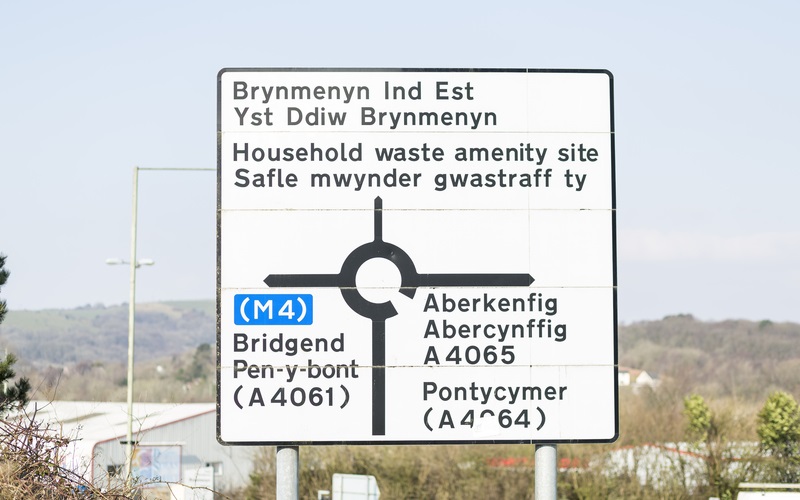 Photo of bilingual road sign in Wales